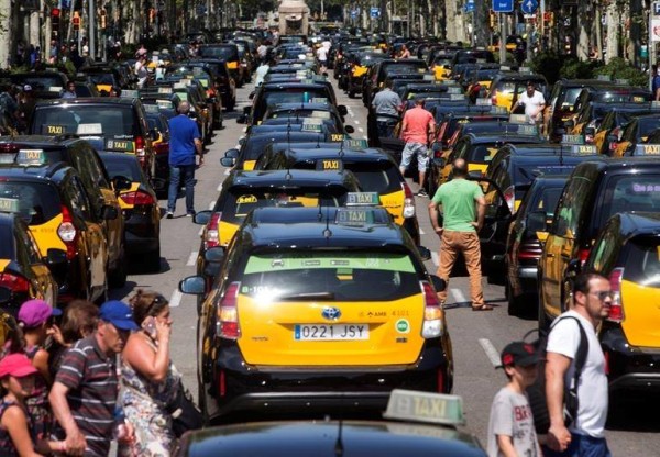 Imagen de cabecera de #StopTaxiMordaza: taxistas de Barcelona se enfrentan a sanciones de 10.000€ por las huelgas del sector contra Uber y Cabify.