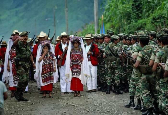 16-mujeres-mayas-en-procesion-frente-soldados.jpg